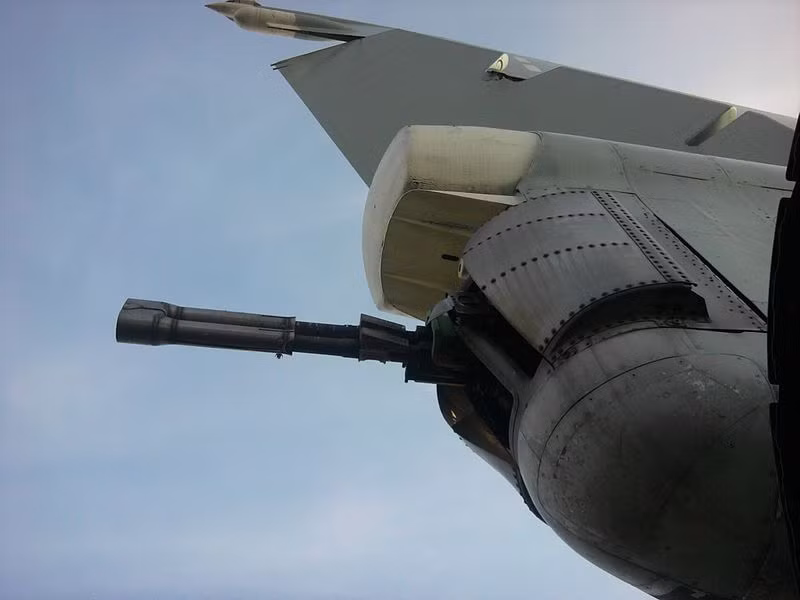 …Thiết kế này giúp bỏ sự cần thiết với hai lò xo lớn để đẩy hệ thống về vị trí cũ sau khi hấp thu lực giật giúp giảm trọng lượng và kích thước của hệ thống. Cũng như thiết kế hai nòng giúp súng có tốc độ bắn nhanh hơn. Trong ảnh, khẩu GSh-23 gắn ở tháp pháo đuôi máy bay ném bom Tu-22M. Nguồn ảnh: Wikipedia