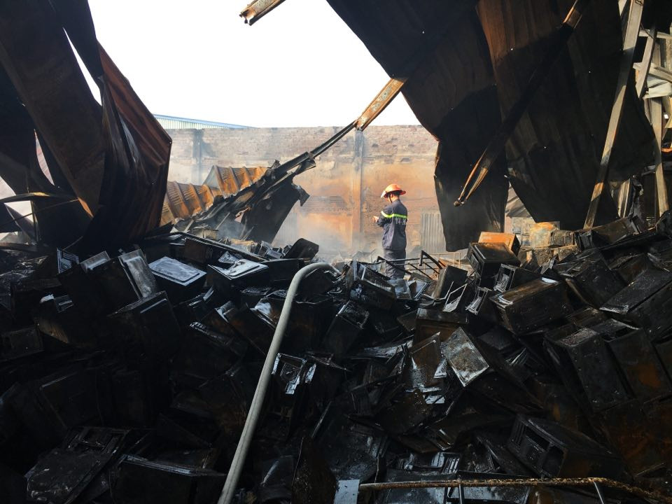 Quang cảnh hoang tàn sau vụ cháy.