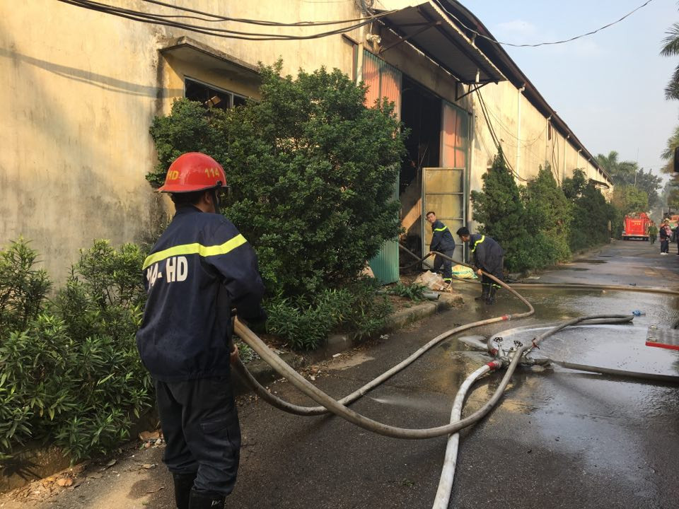 Thời điểm xảy ra vụ cháy lúc rạng sáng và vào ngày chủ nhật nên không có nhiều người trực tại công ty. Do đó, ngọn lửa nhanh chóng lan ra toàn bộ khu xưởng.
