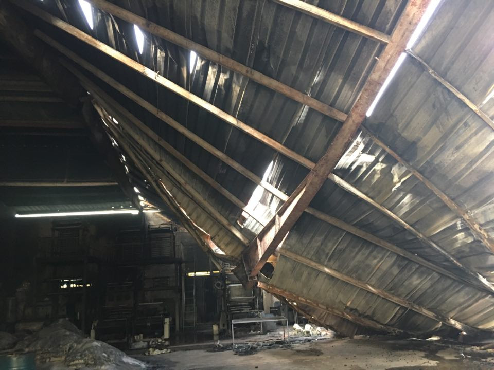 Mái nhà xưởng sập do vụ cháy.