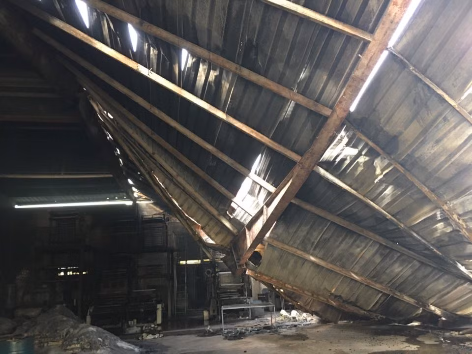 Mái nhà xưởng sập do vụ cháy.