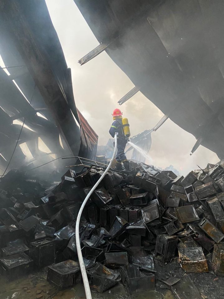 Lực lượng cứu hỏa đang dập tắt những đốm lửa cuối cùng.