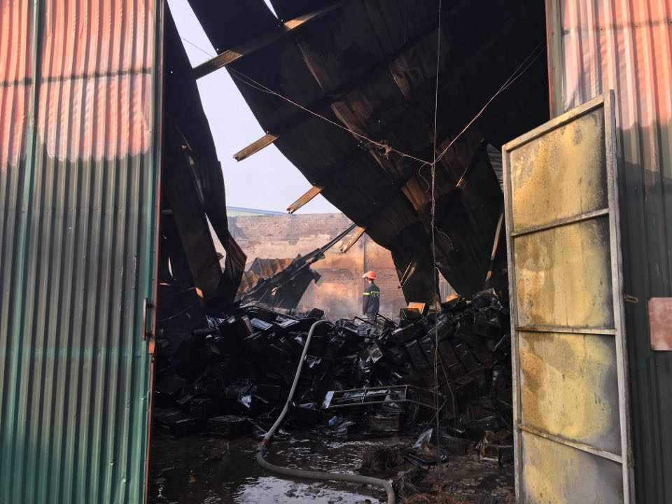 Rất may vụ cháy không gây thiệt hại về người nhưng ước tính thiệt hại về tài sản có thể nhiều tỷ đồng.