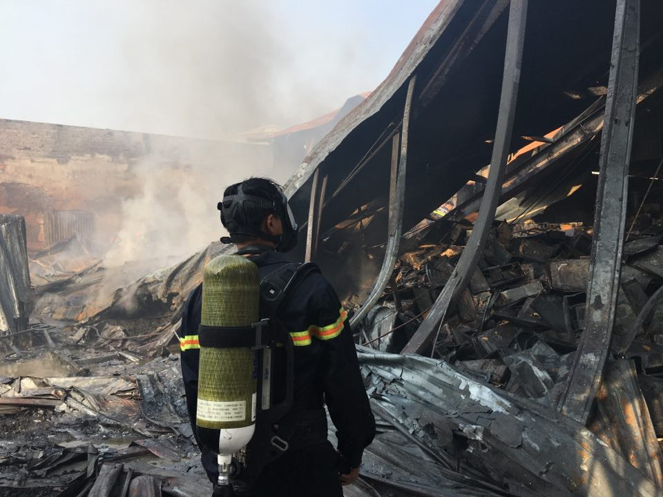 Nhận được tin báo, Phòng Cảnh sát PCCC&amp;CNCH Công an tỉnh Hải Dương đã điều động lực lượng gồm 30 cán bộ chiến sĩ cùng 4 xe chữa cháy nhanh chóng tiếp hiện trường để dập lửa.