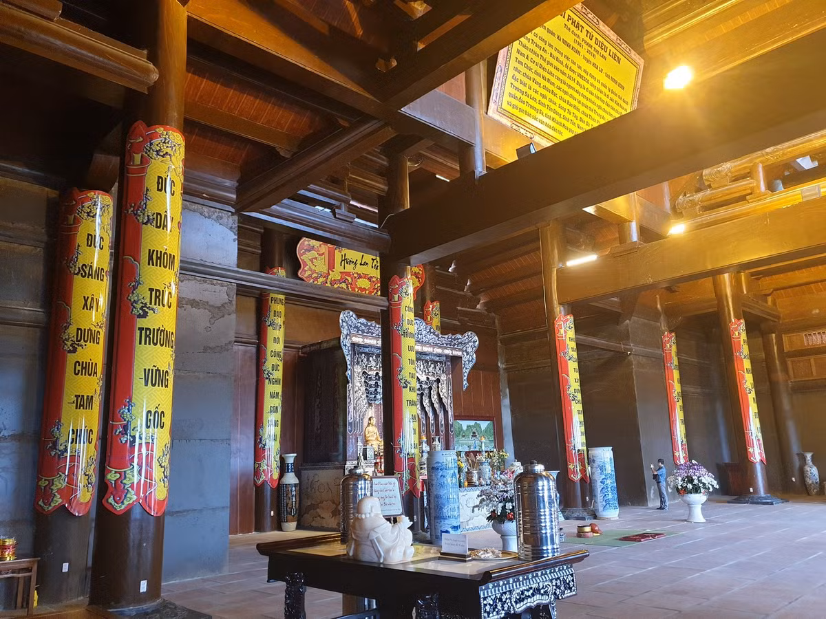 Dai gia Xuan Truong co “choi troi” khi dua vo vao tho den Tu An chua Tam Chuc?-Hinh-2