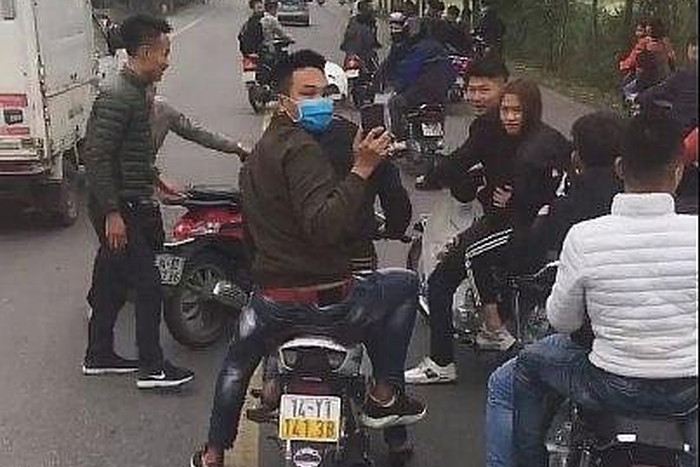 Dau tran di xe may chan oto cho tan binh o Hai Duong: Nhom thanh nien nhan ket dang