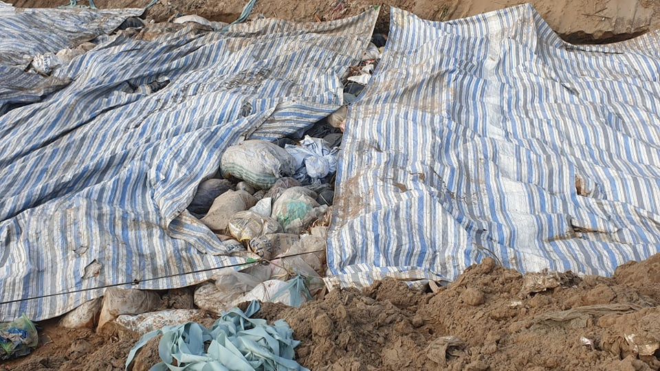 Ho chon rac thai trai phep khoi luong lon o Hai Duong: Dang xac minh “thu pham“?-Hinh-3