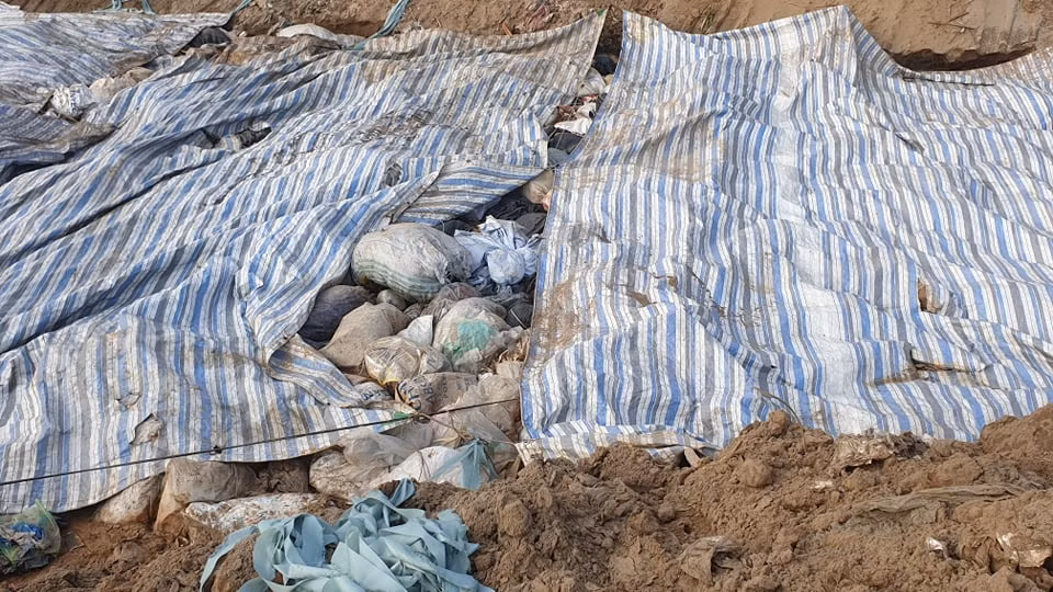 Ho chon rac thai trai phep khoi luong lon o Hai Duong: Dang xac minh “thu pham“?-Hinh-3