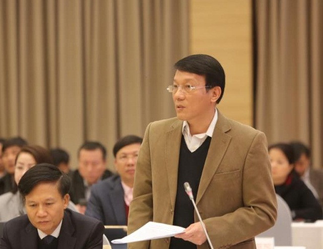 Tại phiên họp báo Thường kỳ Chính phủ diễn ra chiều 5/2, Thứ trưởng bộ Công an Lương Tam Quang đã kêu gọi Lê Quốc Tuấn (còn gọi là Tuấn "Khỉ") nghi phạm gây ra vụ xả súng làm 5 người chết tại TP. Hồ Chí Minh ra đầu thú.Hiện nay, Công an TP HCM vẫn đang tiếp tục việc điều tra, phối hợp với Công an tỉnh Bình Dương, Bình Phước, Long An, Tây Ninh và nhiều tỉnh thành khác để truy bắt Lê Quốc Tuấn. Mời độc giả xem video Truy nã đồng phạm của Tuấn "khỉ". Nguồn: VTC Now.