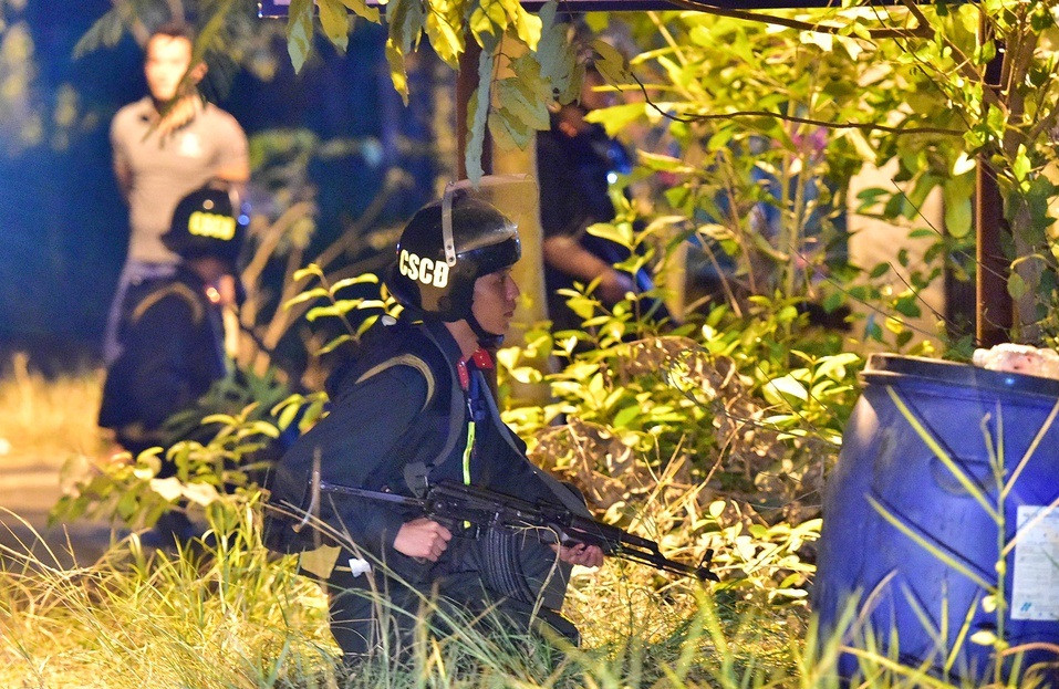 Sau khi xảy ra vụ án, tối 30/1, Cơ quan CSĐT Công an TP HCM đã ra quyết định khởi tố vụ án, khởi tố bị can và Quyết định truy nã đối với Lê Quốc Tuấn (SN 1987, ngụ huyện Củ Chi, TP HCM) về các tội: Giết người, Cướp tài sản, tàng trữ và sử dụng trái phép vũ khí quân dụng. Ảnh Zing.