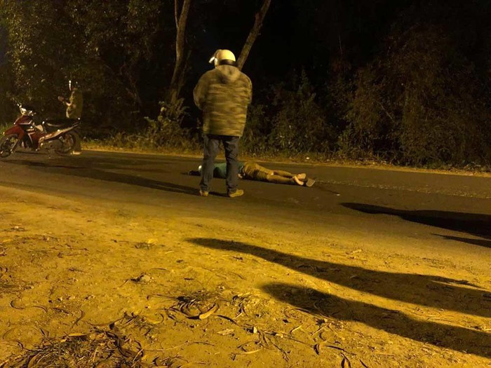 Trên đường bỏ trốn, Tuấn "Khỉ" tiếp tục cướp 1 xe Nouvo biển số 59Y2-301.98 của một phụ nữ và bỏ lại xe SH cùng một số tiền. Rạng sáng 30/1, Tuấn tiếp tục nổ súng vào anh Vũ Chí T. khiến nạn nhân tử vong với 7 vết đạn và cướp xe Wave của nạn nhân.