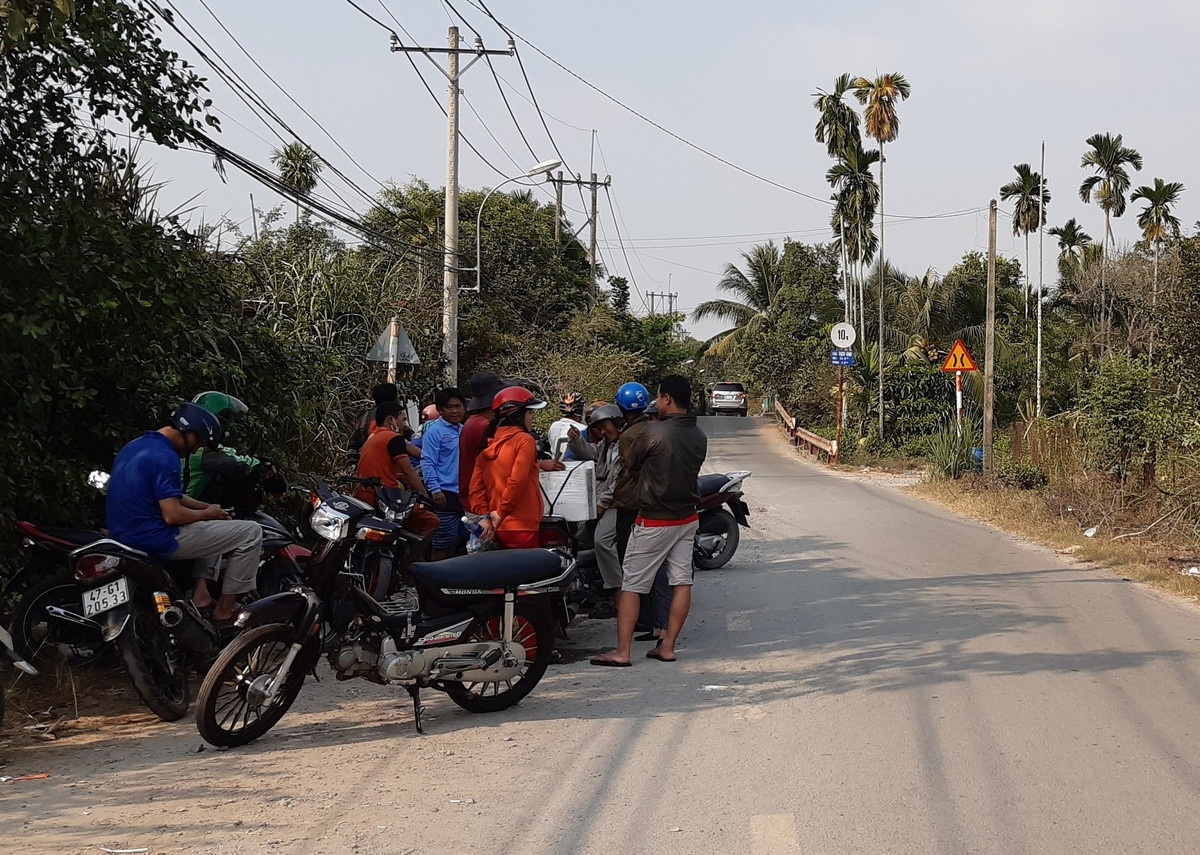 Quá trình lực lượng cảnh sát vây bắt nghi can Tuấn, hàng chục người dân thường xuyên túc trực tại hiện trường theo dõi vụ việc. Ảnh: Người Đưa Tin.
