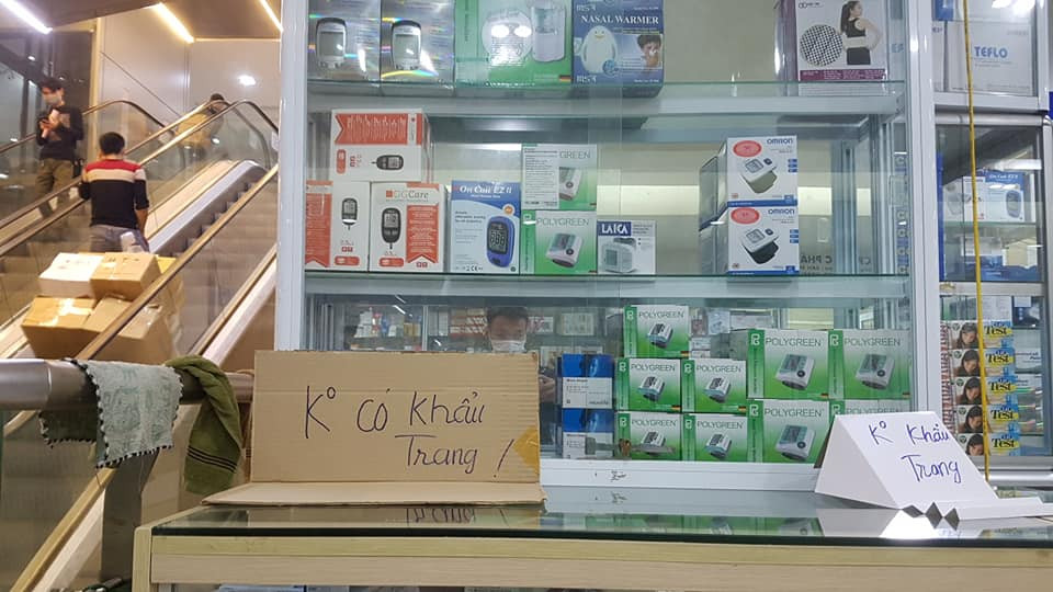 Nhiều ý kiến cho rằng, đăng sau việc các hiệu thuốc không bán khẩu trang dù nguyên nhân gì cũng là hành vi bỏ mặc khách hàng ở thời điểm mặt hàng này đang được người dân đặc biệt quan tâm.