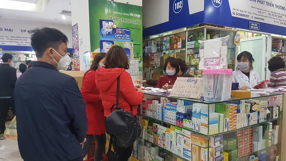 Theo ghi nhận của PV, trưa ngày 3/2, nhiều quầy thuốc ở các tầng 1,2,3 đều đồng loạt treo biển hiệu với nội dung không bán khẩu trang, nước rửa tay "xin miễn hỏi".