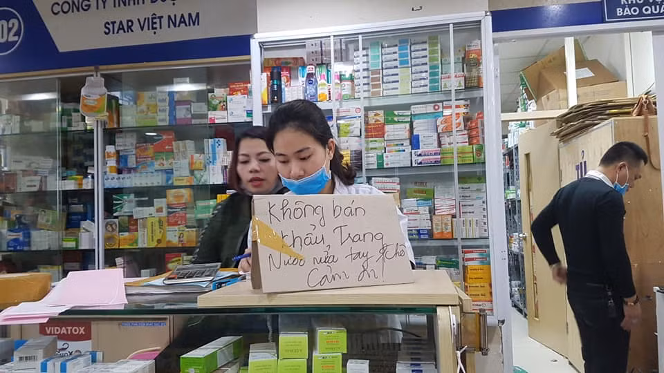 Tương tự một hiệu thuốc khác cũng đề biển như vậy khiến dư luận khó hiểu.