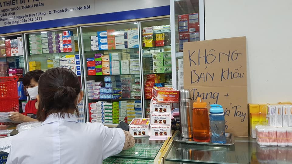 Dư luận đặt câu hỏi, do giá khẩu trang cao hay do thiếu nguồn nhập mà các hiệu thuốc không bán mặt hàng này giữa thời điểm dịch corona đang diễn biến phức tạp.