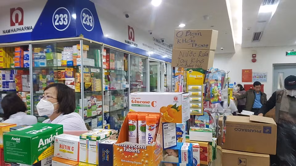 Trước đó vào ngày 31/1, hàng trăm người chen nhau đến chợ thuốc Hapulico trên đường Nguyễn Huy Tưởng, Thanh Xuân, Hà Nội mua khẩu trang, mặc dù mức giá mặt hàng này đã bị tiểu thương đẩy lên cao hơn so với thông thường, tạo nên cảnh chen lấn, xô đẩy chưa từng có tại đây.