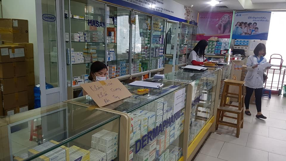 Một hiệu thuốc đề biển không bán khẩu trang mà không nêu rõ lý do.