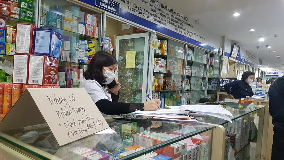 "Chúng tôi đang phối hợp với công an kinh tế để kiểm tra, tường hợp phát hiện trong kho vẫn còn hàng nhưng nhà thuốc treo biển không bán là cố tình găm hàng và sẽ bị xử theo quy định pháp luật”, ông Kiên nói.