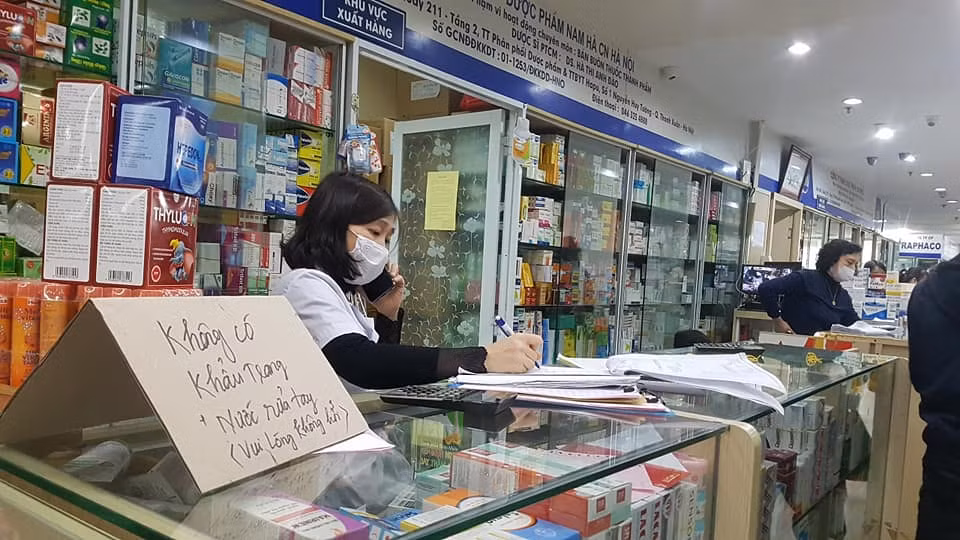 "Chúng tôi đang phối hợp với công an kinh tế để kiểm tra, tường hợp phát hiện trong kho vẫn còn hàng nhưng nhà thuốc treo biển không bán là cố tình găm hàng và sẽ bị xử theo quy định pháp luật”, ông Kiên nói.