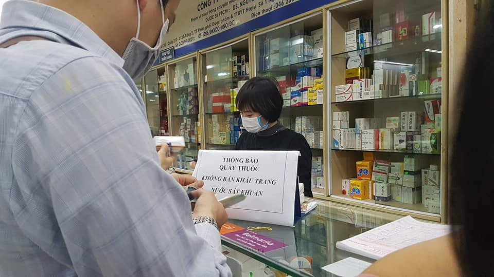 Ông Chu Xuân Kiên cho hay, mấy hôm nay, có một số trường hợp kinh doanh thuốc tại đây lên Facebook kêu gọi không nhập hàng, bán khẩu trang trên hội nhóm chúng tôi đang phối hợp với công an để kiểm tra, xem xét. Trường hợp nặng chúng tôi sẽ kiến nghị khởi tố hình sự", ông nói Kiên nói.