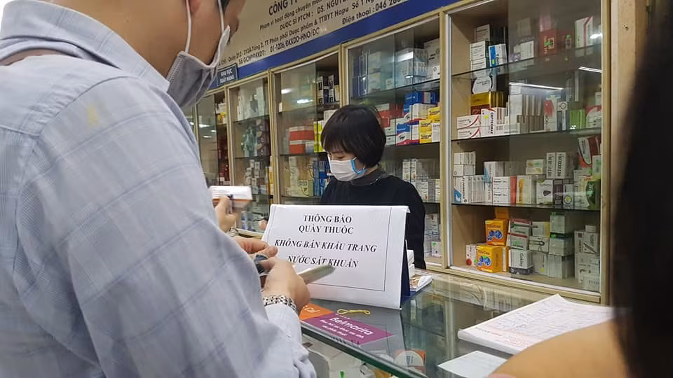 Ông Chu Xuân Kiên cho hay, mấy hôm nay, có một số trường hợp kinh doanh thuốc tại đây lên Facebook kêu gọi không nhập hàng, bán khẩu trang trên hội nhóm chúng tôi đang phối hợp với công an để kiểm tra, xem xét. Trường hợp nặng chúng tôi sẽ kiến nghị khởi tố hình sự", ông nói Kiên nói.