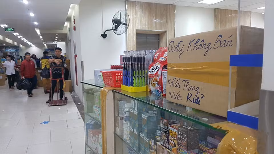 Đồng thời, Cục trưởng Cục Quản lý thị trường Hà Nội cho biết, Phó Thủ tướng đã có chỉ đạo, những trường hợp nào vi phạm sẽ xử lý nghiêm, hành động này là hành động vô đạo đức. Hành động cố tình găm hàng, đầu cơ hàng không bán cũng có thể bị xem xét xử lý theo quy định pháp luật. Chúng tôi sẽ kiểm tra những trường hợp cố tình như vậy.