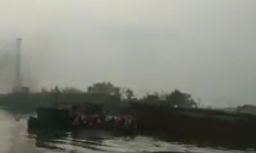 Tau cho hang dam va pha May Hai Duong, nhieu hanh khach nhay song