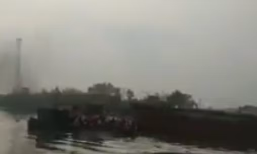 Tau cho hang dam va pha May Hai Duong, nhieu hanh khach nhay song