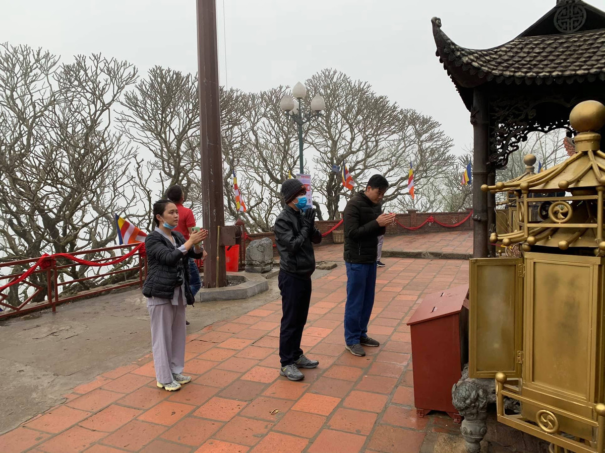 Khách đến hành hương, bái Phật tại Yên Tử.