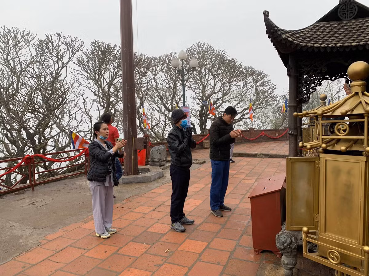 Khách đến hành hương, bái Phật tại Yên Tử.