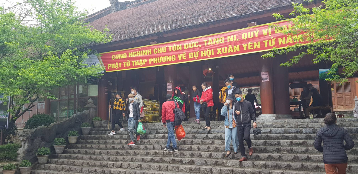 Tại khu vực nhà ga cáp treo 1, du khách cũng rất ít ỏi.