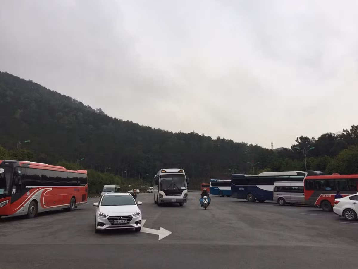 Bãi xe vắng bóng xe. Mọi năm không có chỗ để xe.