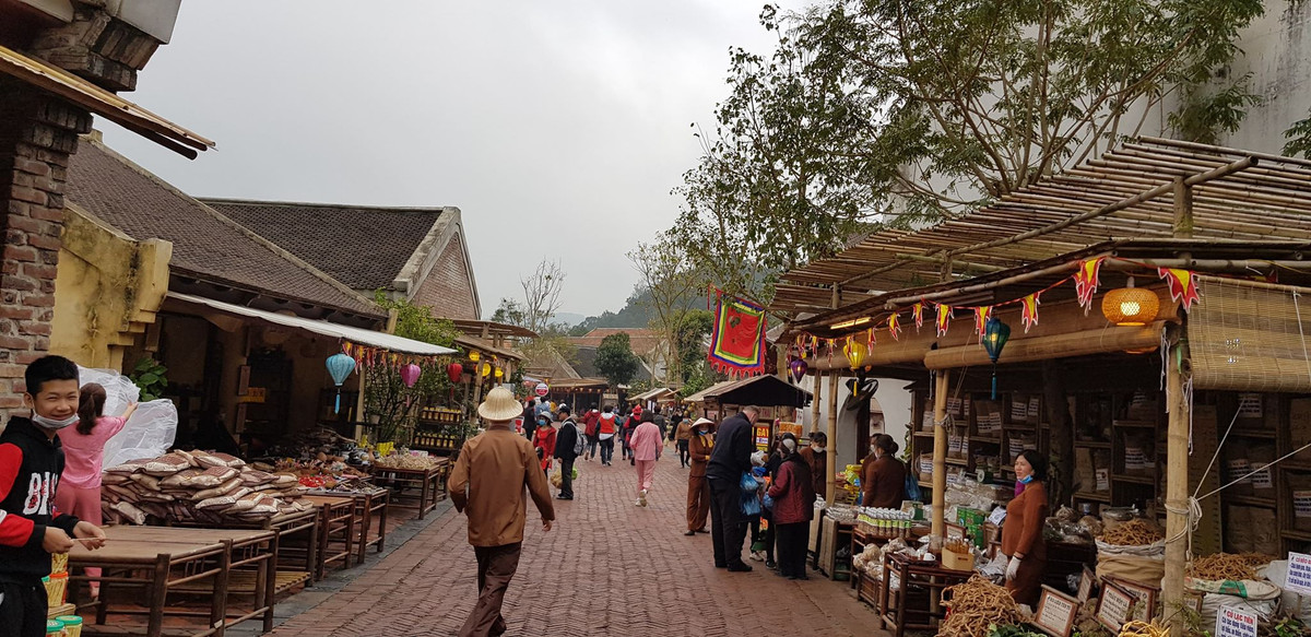 Thi thoảng mới có người đi lại.