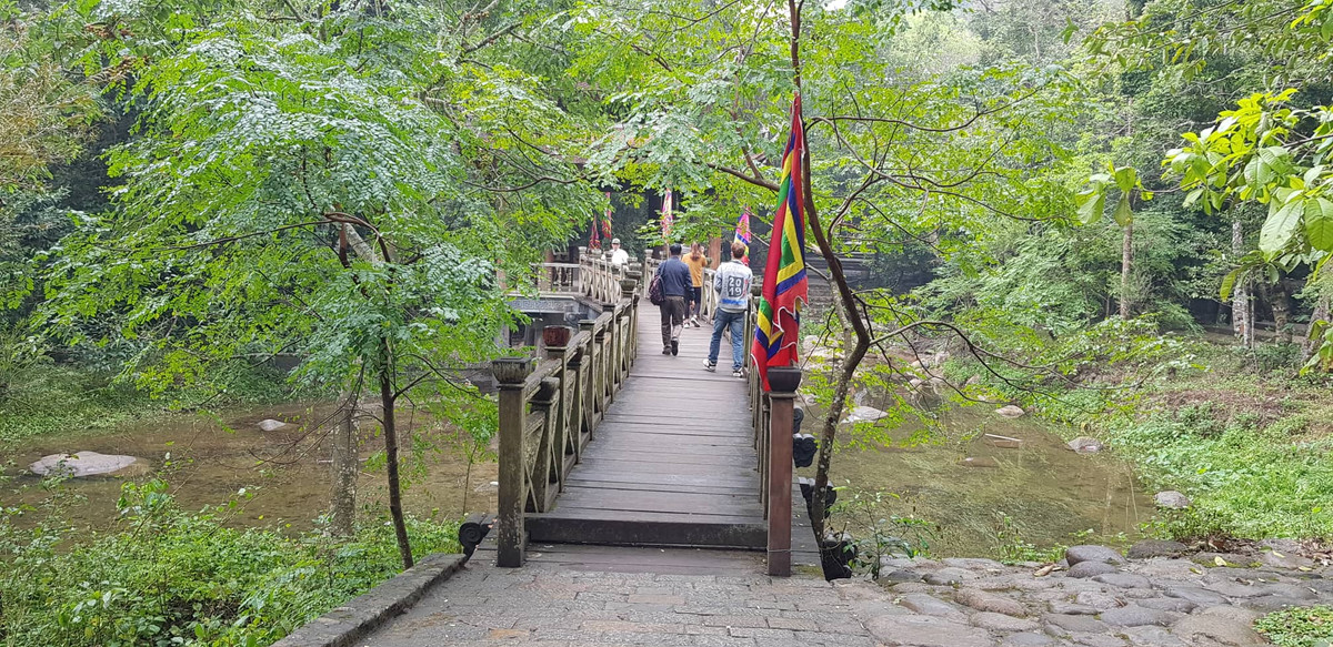 Tại các con đường trong khu di tích Yên Tử là một cảnh ảm đạm.