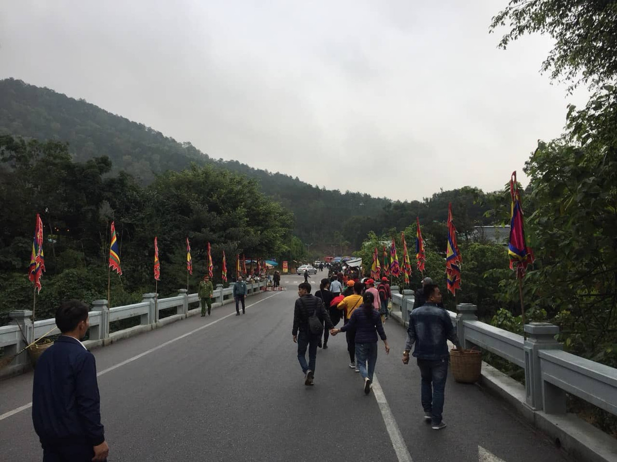 Đường dẫn ra bãi gửi xe cũng thưa thớt người.