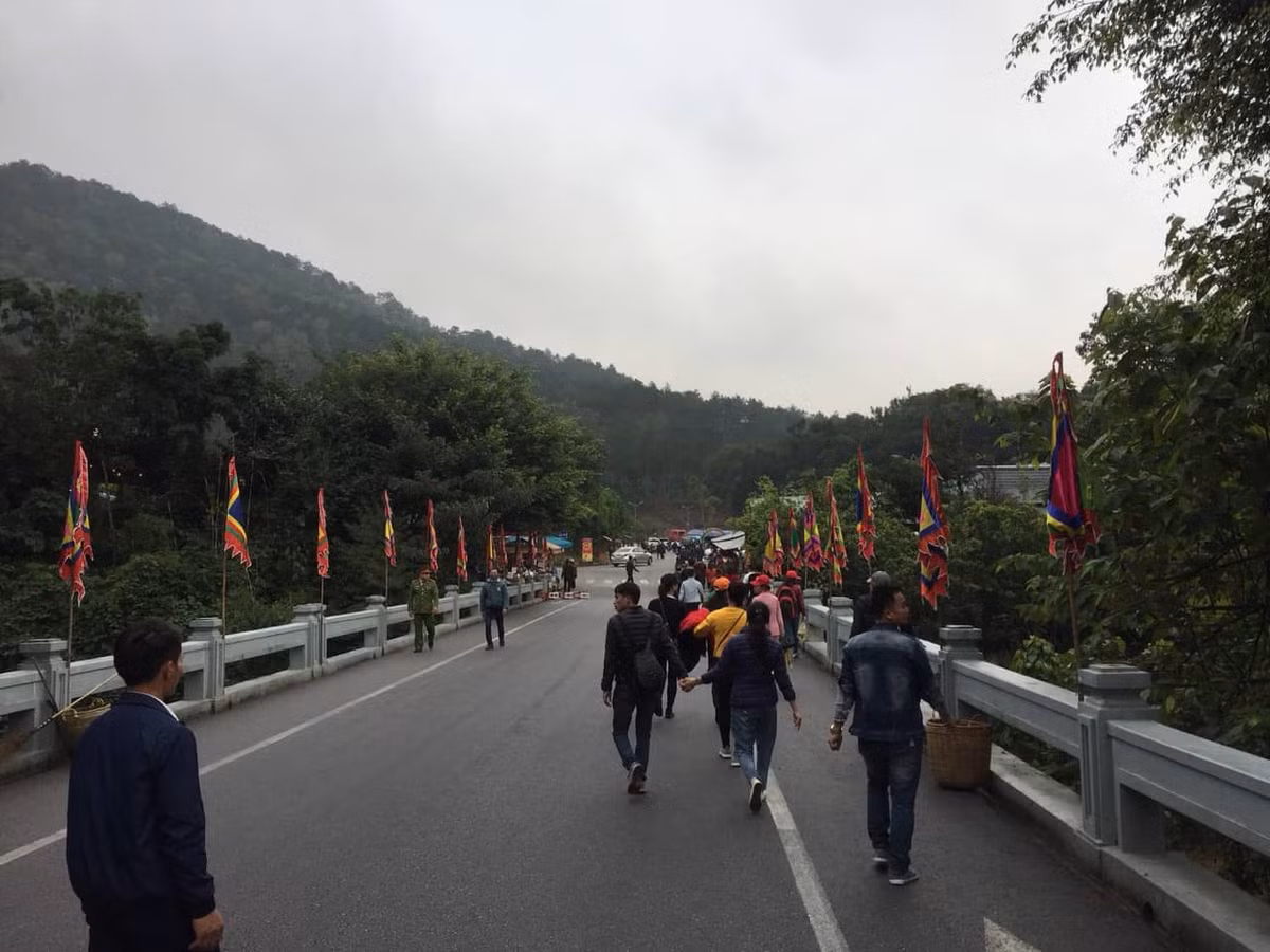 Đường dẫn ra bãi gửi xe cũng thưa thớt người.