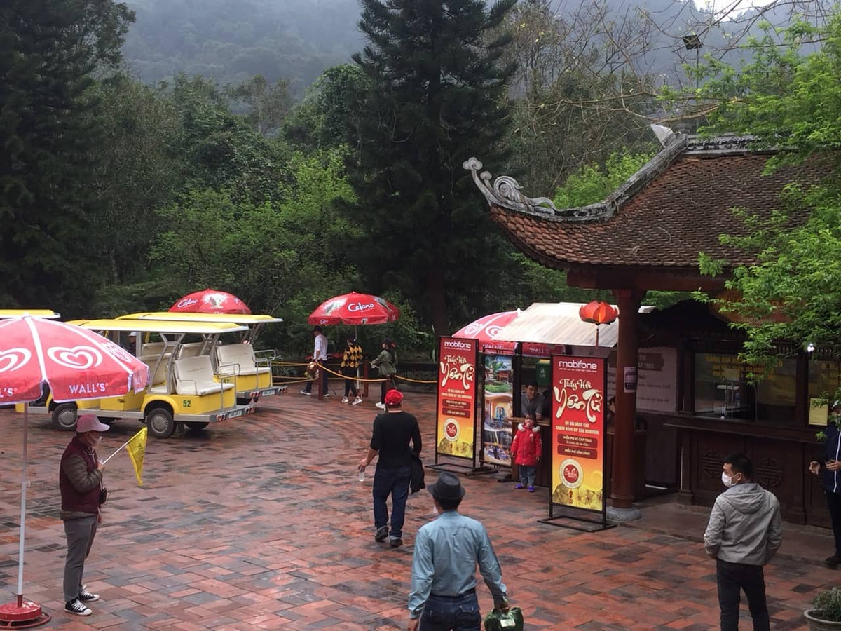 Khu vực xe điện mọi năm đông đúc khách.