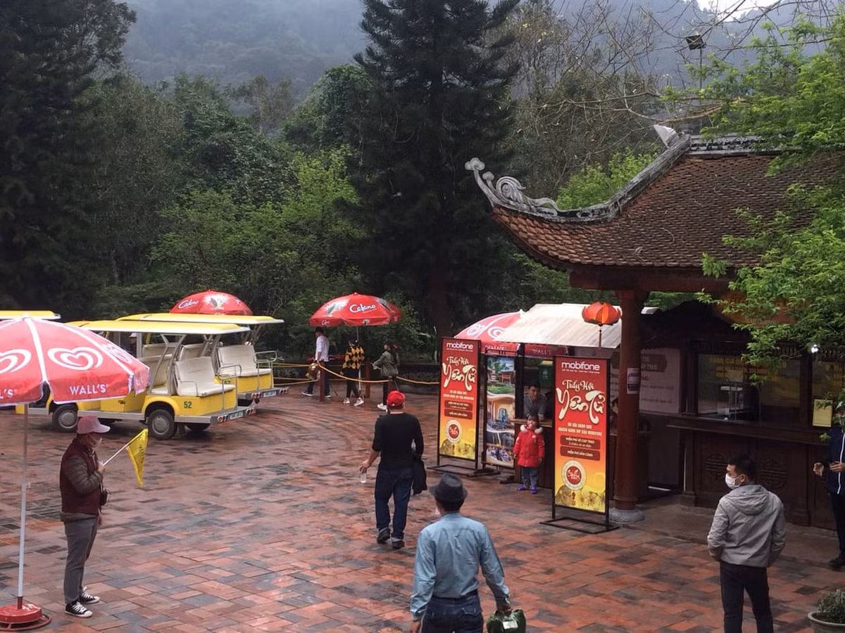 Khu vực xe điện mọi năm đông đúc khách.