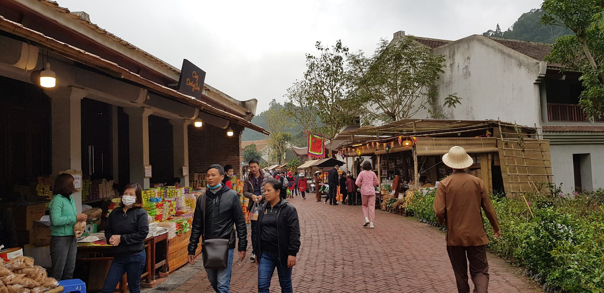 Mọi năm con đường này dòng người như nêm cối, năm nay vắng bóng do dịch corona.