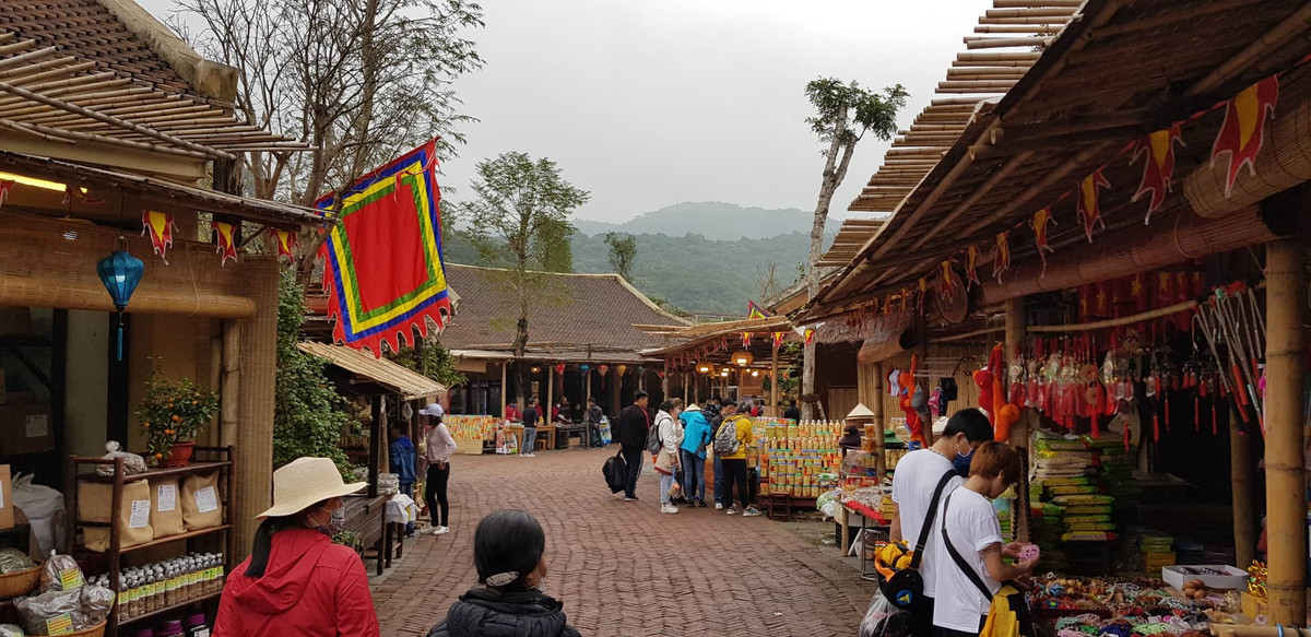 Du khách lưa thưa nên hàng quán cũng không có nhiều người ghé thăm.