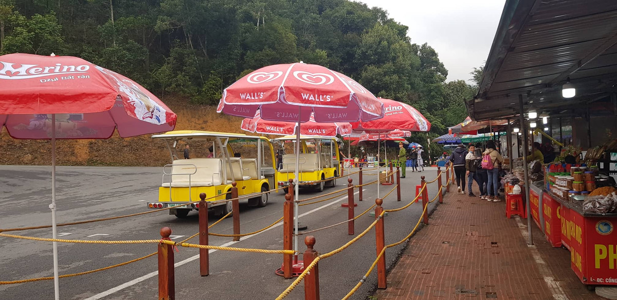 Bến đón xe điện vắng bóng khách.