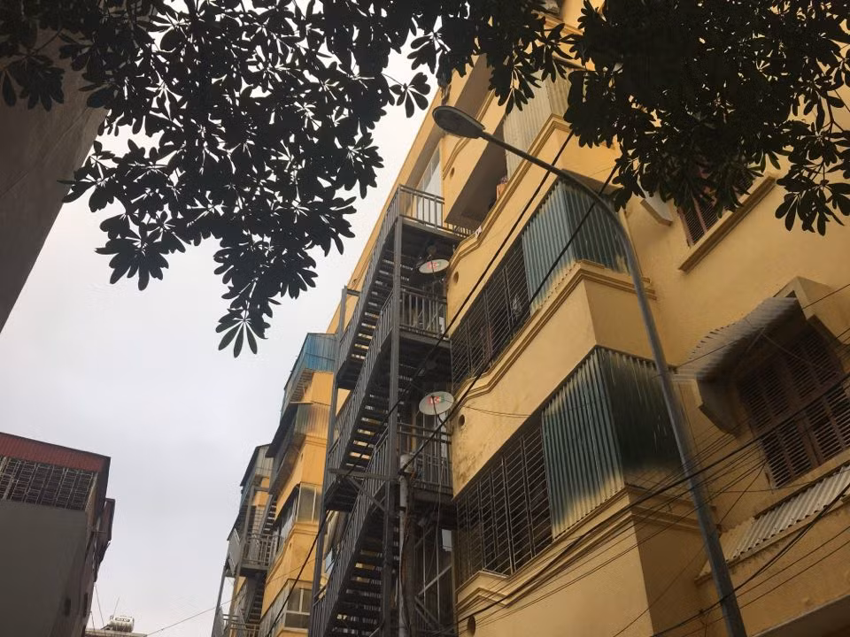 Nu sinh vien nhay lau tu tu, me can ngan khong kip-Hinh-2