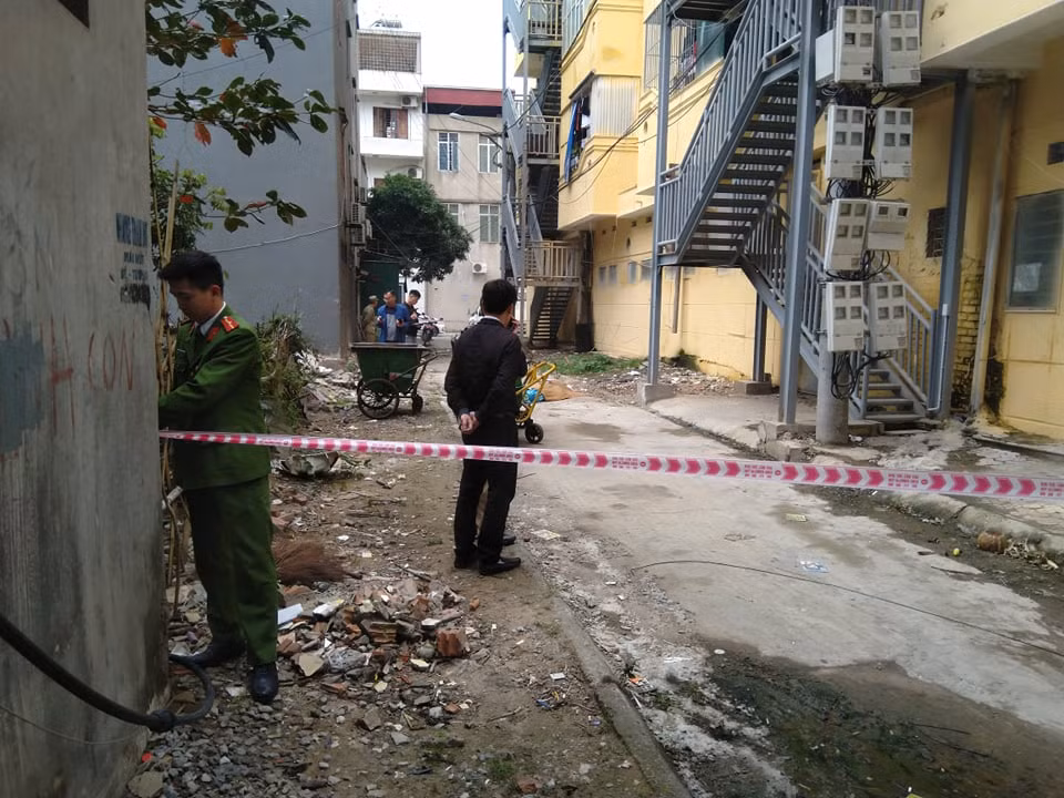 Nu sinh vien nhay lau tu tu, me can ngan khong kip