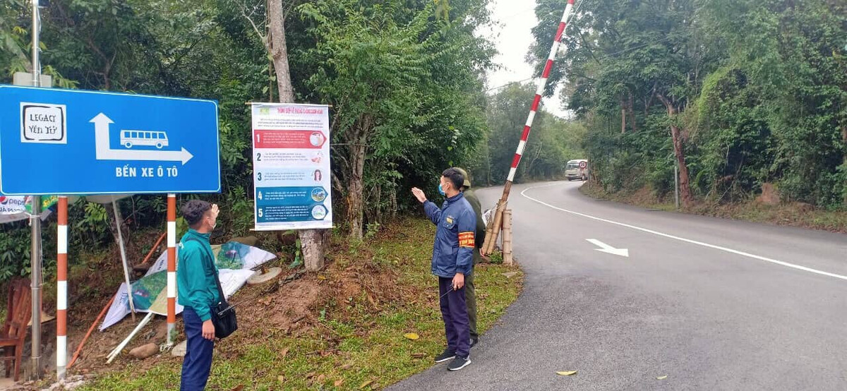 Những tấm pano được treo ngay đầu dẫn vào bến xe.