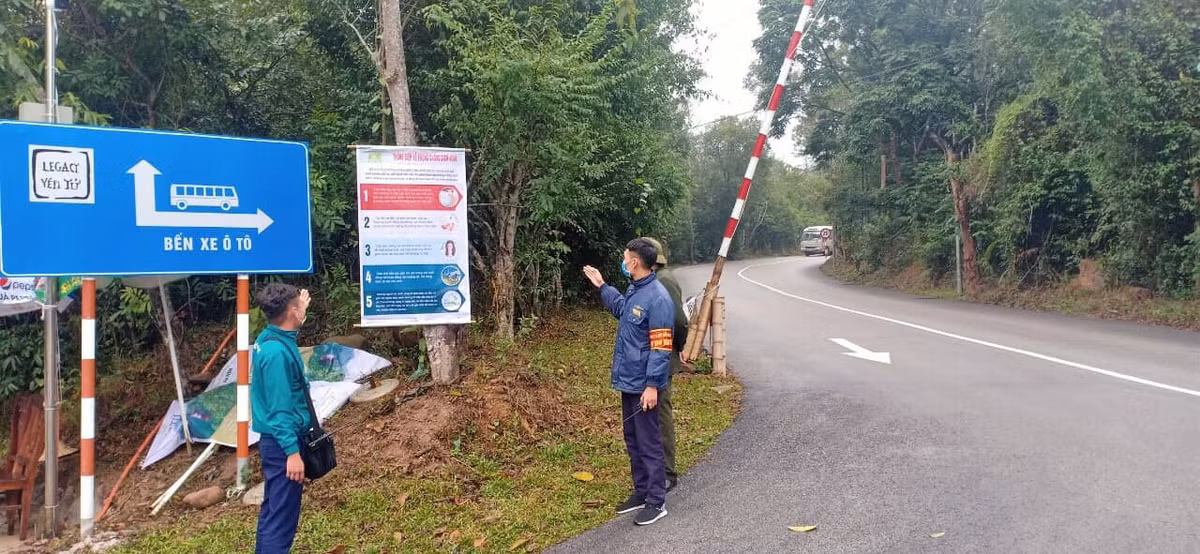 Những tấm pano được treo ngay đầu dẫn vào bến xe.