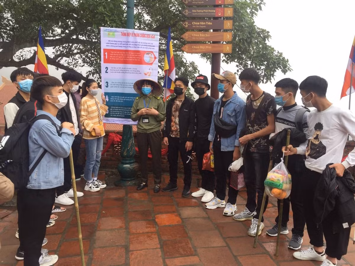 Dù lượng khách đến Yên Tử không nhiều, tuy nhiên công tác tuyên truyền phòng chống dịch bệnh do Virus Corona vẫn được thực hiện nghiêm túc khẩn trương tại di tích Yên Tử.