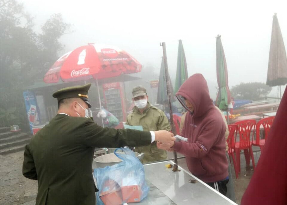 Phát khẩu trang cho những người bán hàng.