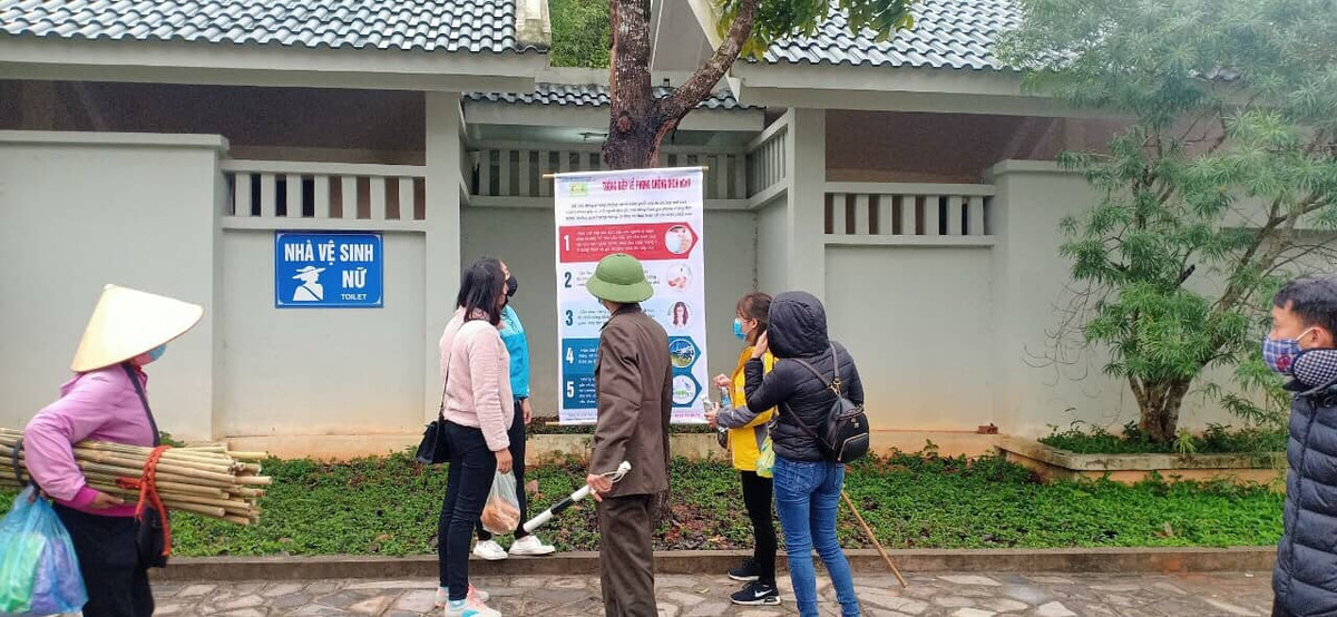 Trao đổi với PV Kiến Thức, ông Lê Trọng Thanh, Phó giám đốc Công ty CP phát triển Tùng Lâm cho biết, công tác phòng dịch bệnh do virus corona tại Yên Tử vẫn được thực hiện một cách nghiêm túc. Công ty yêu cầu tất cả các nhân viên, người bán hàng đều phải đeo khẩu trang phòng dịch.