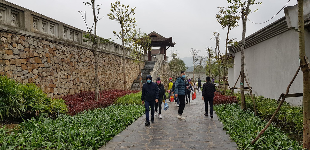 Nhiều du khách đến Yên Tử du xuân đã thực hiện tốt việc phòng chống dịch bệnh virus Corona.